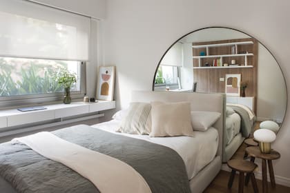 Ropa de cama y almohadones (H&M). Cama, respaldo, escritorio y espejo circular de hierro patinado al bronce (Valeria Lamas). Lámpara con pantalla oval y base dorada (Oblumo). Sin romper,
las ventanas de aluminio (Pilar Glass) se montaron sobre los marcos de hierro existentes.