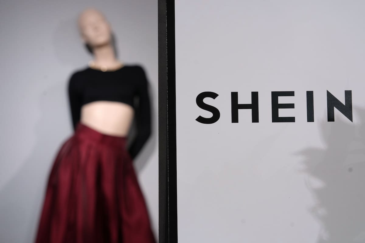 Ropa de la compañía china Shein se ve en los grandes almacenes BHV en París (AP Foto/Aurelien Morissard, Archivo)