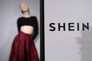 Ropa de la compañía china Shein se ve en los grandes almacenes BHV en París (AP Foto/Aurelien Morissard, Archivo)