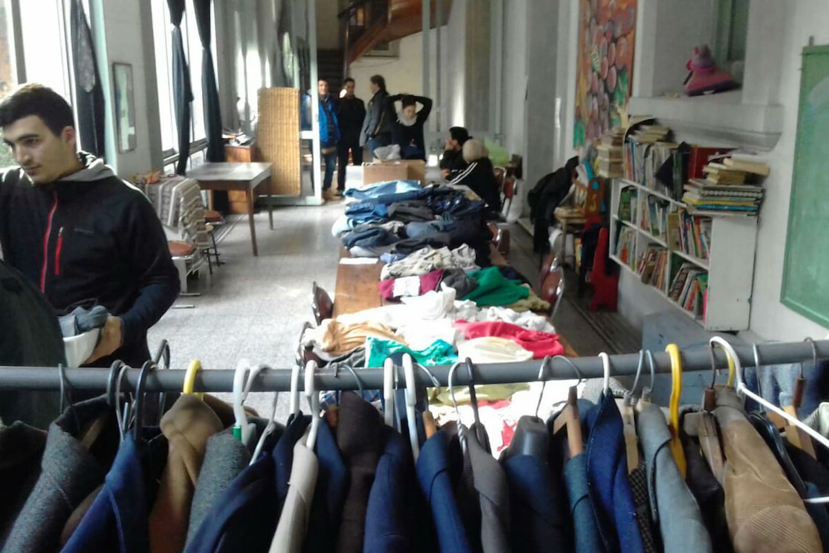 Ropa limpia y en buen estado, parte de lo que reciben las personas en situación de calle cada sábado