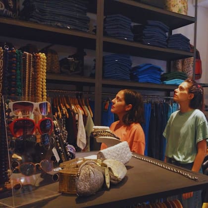 Ropa usada con historia para cruzarse con el juego de espejos que proponen las actrices de Liquidación total!