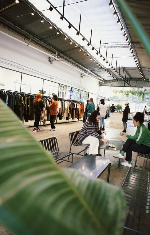 Ropa usada, muebles de segunda mano y un bar de vinos en el mismo espacio de Palermo.