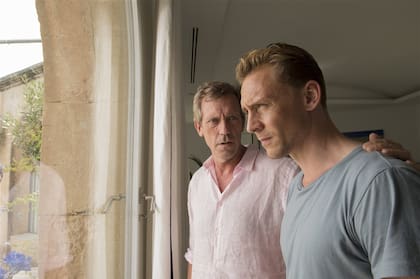 Roper (Laurie), el traficante de armas, y Pine (Hiddleston), su perseguidor