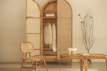 Ropero Boho realizado en teca y esterilla, y silla también de esterilla (Wood Market)