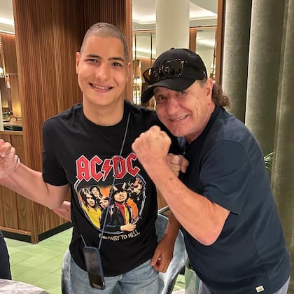 Roque Iglesias con Brian Johnson, su ídolo máximo