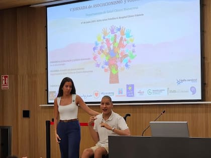 Roque junto a su hermana melliza, quienes dan charlas sobre su caso ante médicos y pacientes con diferentes enfermedades neuromotoras