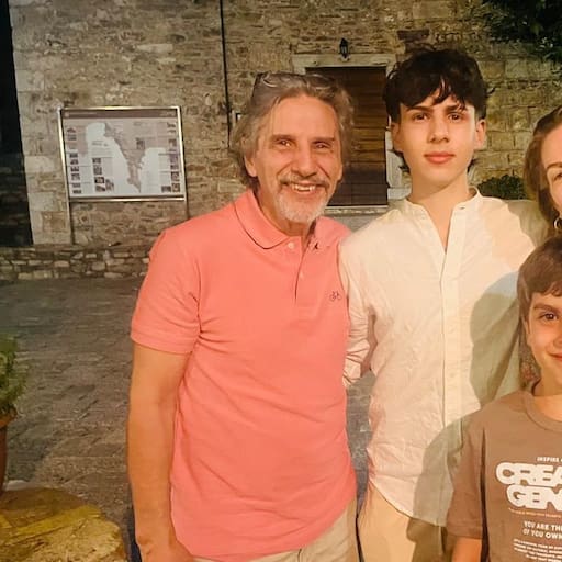 Roque Segre con su familia, el terremoto lo sorprendió al despertarse