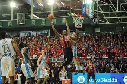 Roquez Johnson ataca el aro para San Lorenzo; el estadio Héctor Etchart lució desbordado por la hinchada del Ciclón y se vivió una noche pasional de Liga, como en los viejos tiempos