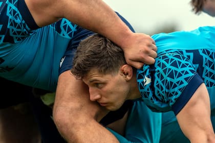 Rory Darge forma en un scrum; los escoceses se encuentran octavos en el ranking y, como los Pumas, quieren quedar entre los seis primeros para facilitar el camino en el Mundial Australia 2027.