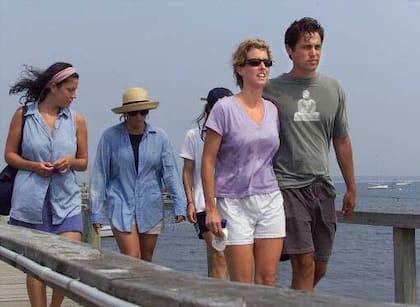 Rory Kennedy y su prometido, en los días de búqueda del avión de su primo John Kennedy Jr.