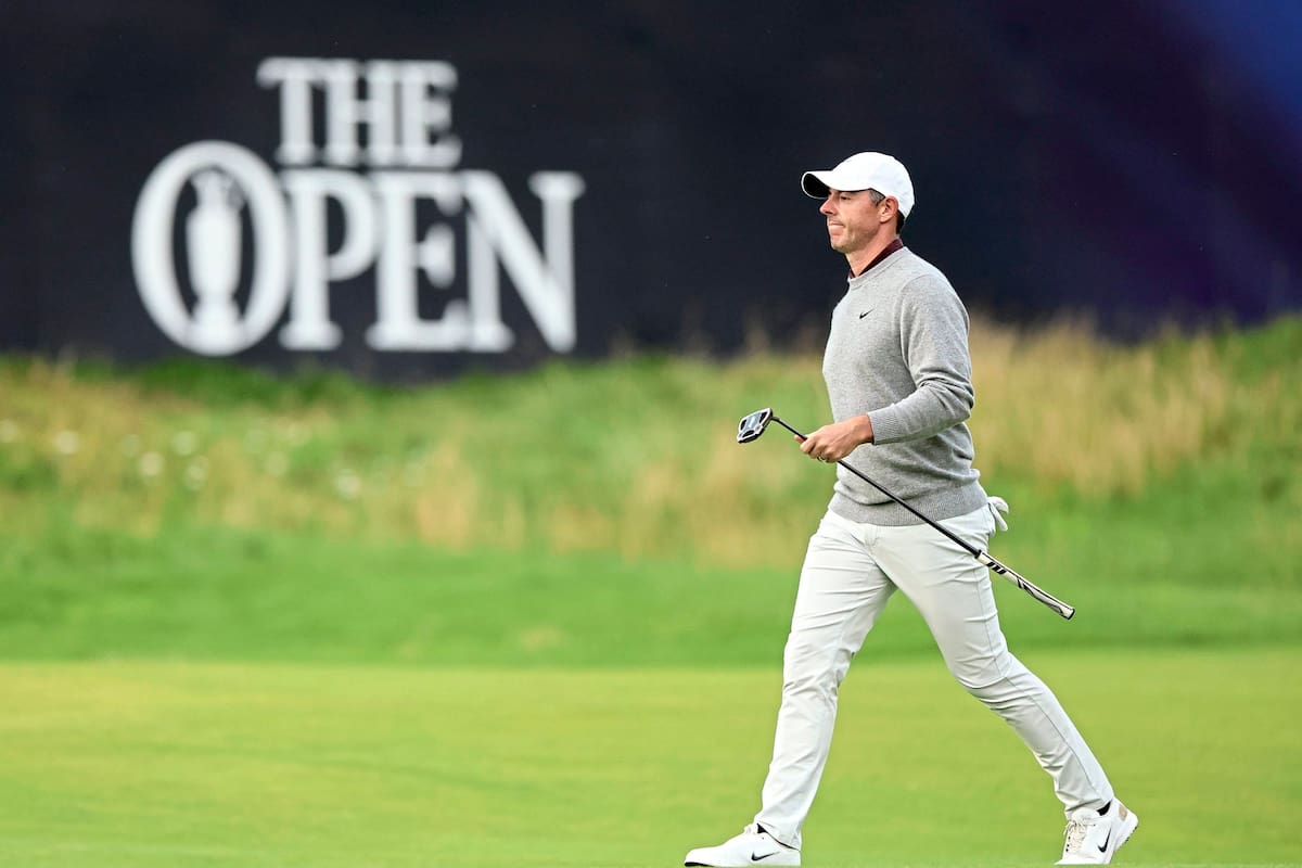 Rory McIlroy camina por el hoyo 18 durante la primera jornada del 153° Open Championship, en Royal Portrush Golf Club; esta vez empezó bien en su país.