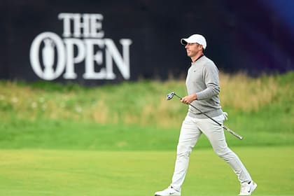 Rory McIlroy camina por el hoyo 18 durante la primera jornada del 153° Open Championship, en Royal Portrush Golf Club; esta vez empezó bien en su país.