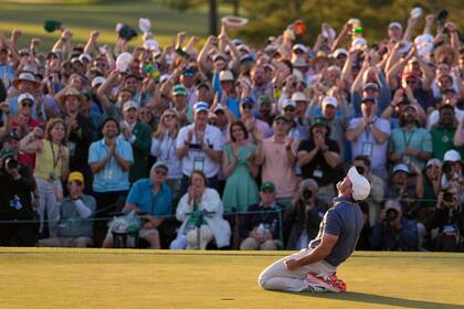 Rory McIlroy, de Irlanda del Norte, reacciona después de ganar en un hoyo de desempate frente a Justin Rose luego de la última ronda del torneo de golf Masters, el domingo 13 de abril de 2025, en Augusta, Georgia. (AP Foto/Ashley Landis)