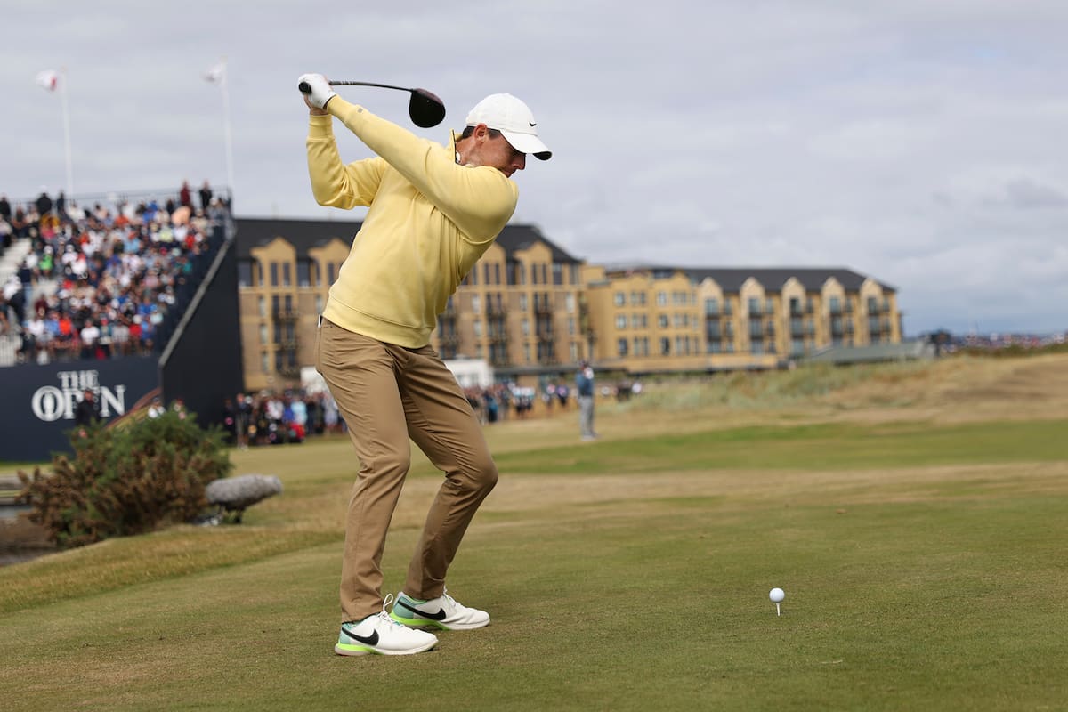 Rory McIlroy, en la salida del 2; el norirlandés empezó en gran forma en el Old Course de St. Andrews, en una jornada sin vientos que permitió scores bajos