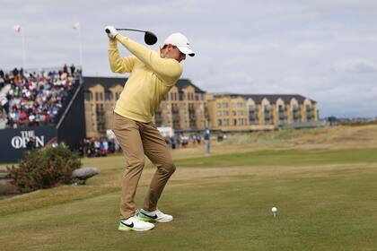 Rory McIlroy, en la salida del 2; el norirlandés empezó en gran forma en el Old Course de St. Andrews, en una jornada sin vientos que permitió scores bajos