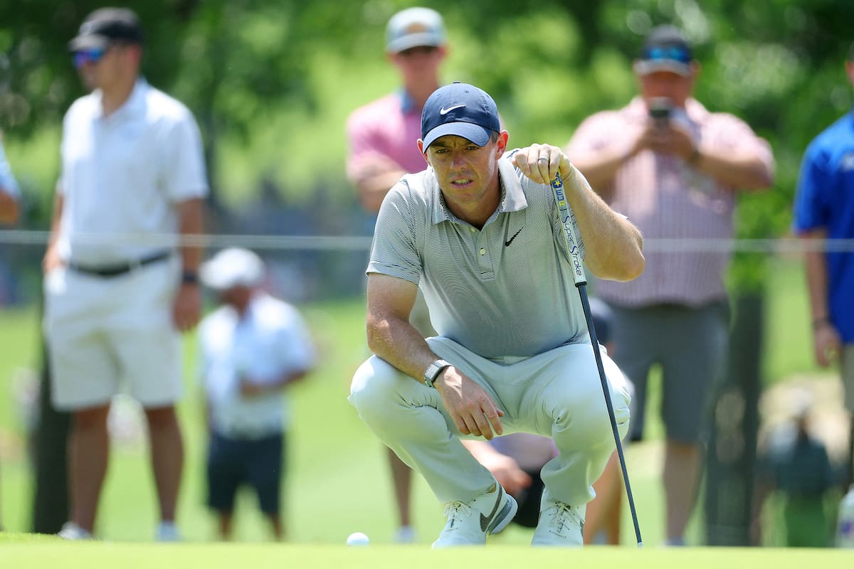 Rory McIlroy observa la caída en el green del hoyo 3; quiere dar por fin otro golpe en majors