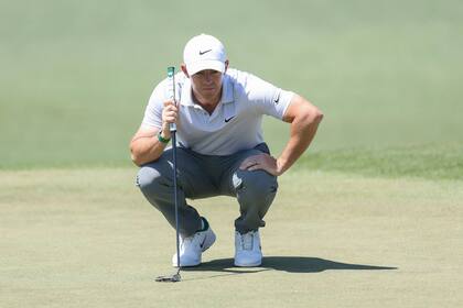 Rory McIlroy otea el horizonte en el green del hoyo 2, el mismo en el que Cabrera hizo lo mejor de su parte en Augusta 2026; el norirlandés es holgado puntero en Georgia.