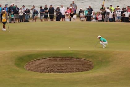 Rory McIlroy prepara un putt en el 11mo hoyo en la tercera ronda del Abierto Británico de golf en St. Andrews, Escocia, sábado 16 de julio de 2022. (AP Foto/Peter Morrison)