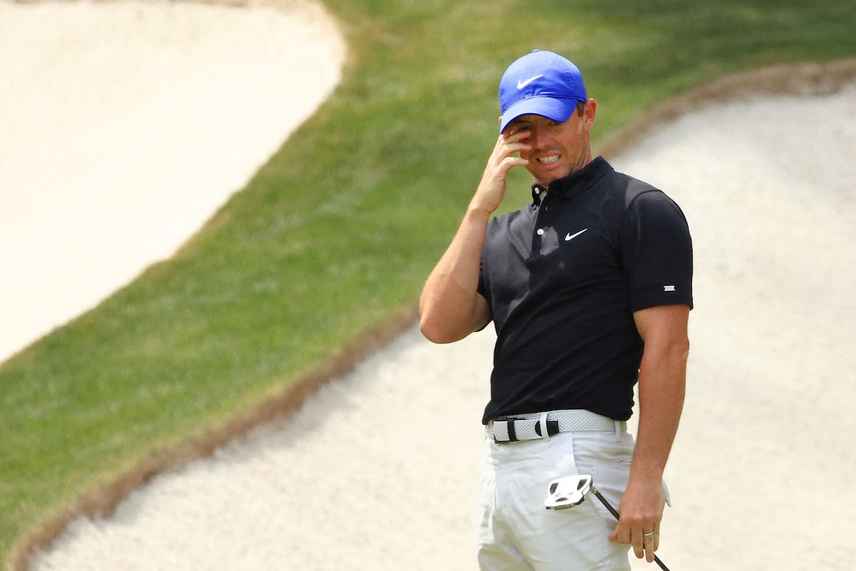 Rory McIlroy y un gesto de desaprobación, en el hoyo 13.