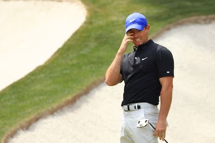 Rory McIlroy y un gesto de desaprobación, en el hoyo 13.