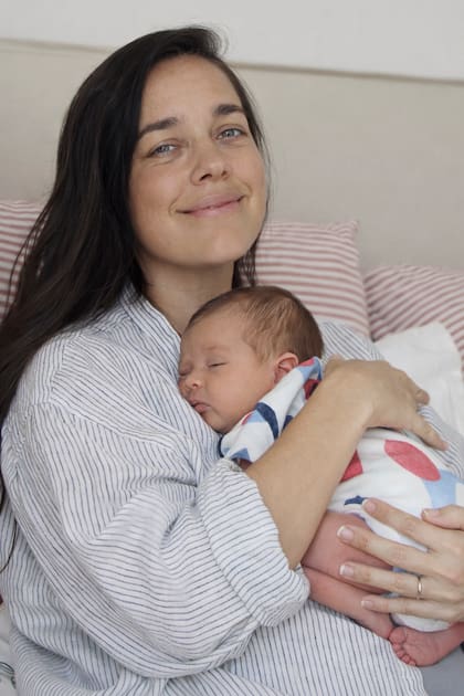 Rosa duerme plácidamente en brazos de su mamá, que asegura: "me siento muy feliz"