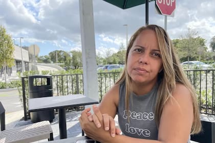 Rosa Ferrer, maestra de una escuela pública que desde hace más de una década tiene más de un empleo para enfrentar el costo de vida en Puerto Rico, un país "libre asociado" de los Estados Unidos