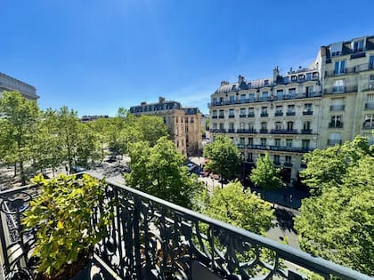 Rosa llegó a París después de dejar un pasado familiar complejo.