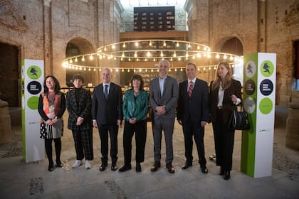 Rosa Montero, el Ceo de Aena y otros participantes del lanzamiento del galardón