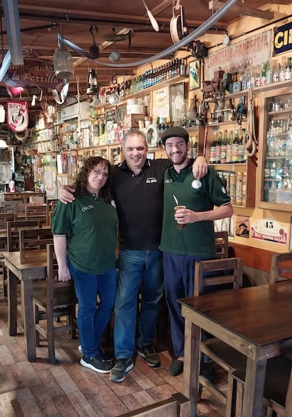 Rosa Scalzo, Omar Ruiz, los padres de Matías lo acompañan en el emprendimiento de Cosa Nostra.