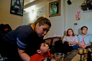 Gobierno de Trump revive norma que podría negar green cards a inmigrantes que pidan ayuda