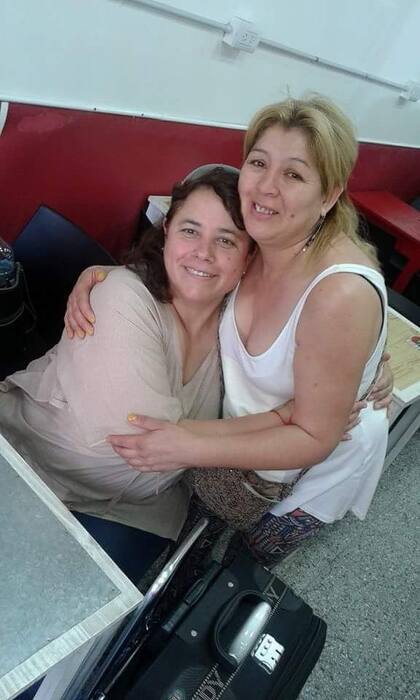 Rosa Toledo (rubia) con su hermana Claudia durante su último encuentro