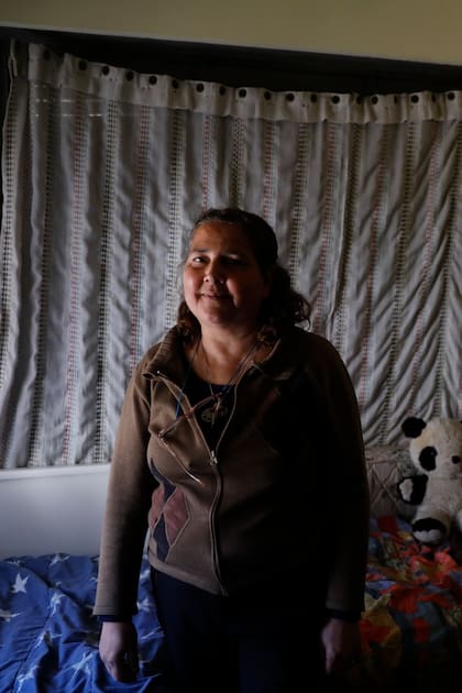 Rosa Zucchi conversa con una de las mujeres refugiadas en el hogar que fundó en 2013