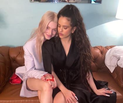 Schafer y Rosalía mantuvieron una relación sentimental durante cinco meses en 2019. La actriz confirmó el romance en una entrevista con GQ en abril de 2024, después de años de rumores, y aseguró que ambas conservaron una estrecha amistad: “Es de la familia, pase lo que pase”