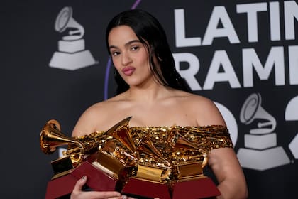 Rosalía con los cuatro Latin Grammy que obtuvo en 2022; este año su país será sede de los premios