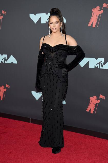 Rosalía con vestido de gala Burberry con pedrería y guantes largos de terciopelo