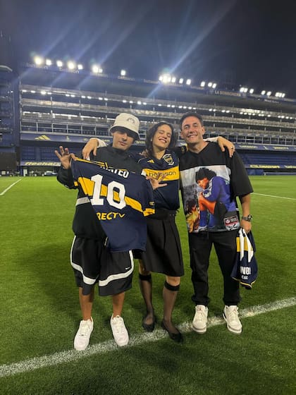 Rosalía junto a Trueno y Momo Benavides en La Bombonera