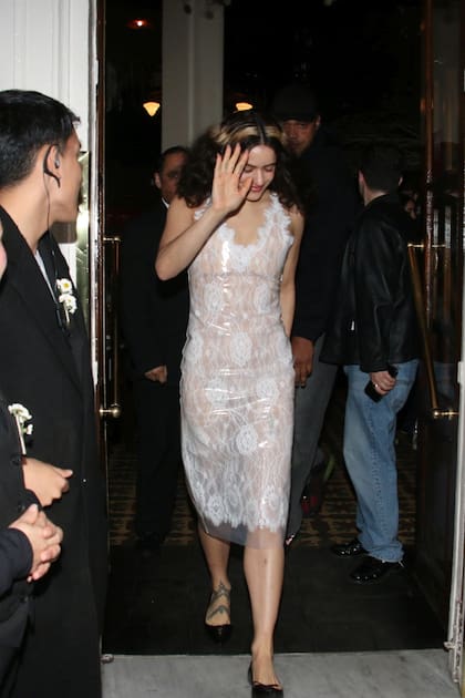 Rosalía lució un vestido de encaje con transparencias para este almuerzo en este emblemático restaurante porteño; un look que llamó mucho la atención debido a las bajas temperaturas en la ciudad