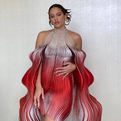 Rosalía posa con un vestido diseñador por la holandesa Iris van Herpen.