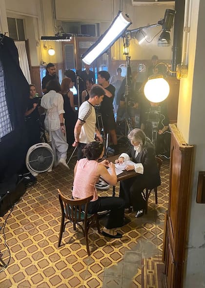 Rosalía y la escritora Mariana Enriquez en el bar Los Galgos, el 1 de diciembre