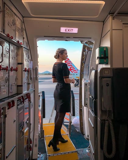 Rosalie Shaw es una sobrecargo australiana de 31 años y usa sus redes sociales para compartir cómo es su vida en ese trabajo desde hace nueve años
