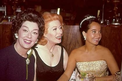 Rosalind Russel, Greer Garson y Merle Oberon, durante la ceremonia de premiación de los Oscar, en 1965
