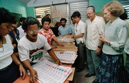 Rosalynn y Jimmy Carter trabajando con Habitat for Humanity, una organización con la que construyeron más de 4300 viviendas para familias necesitadas