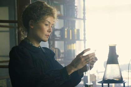 Rosamund Pike como Marie Curie en el film dirigido por la francoiraní Marjane Satrapi (Persépolis)