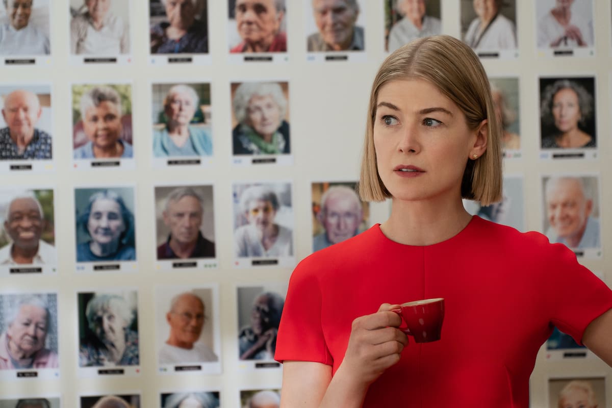 Rosamund Pike interpreta a Marla Grayson, una fría y calculadora estafadora, en Descuida yo te cuido, la película estreno de este viernes en Netflix que más se está disfrutando en la Argentina