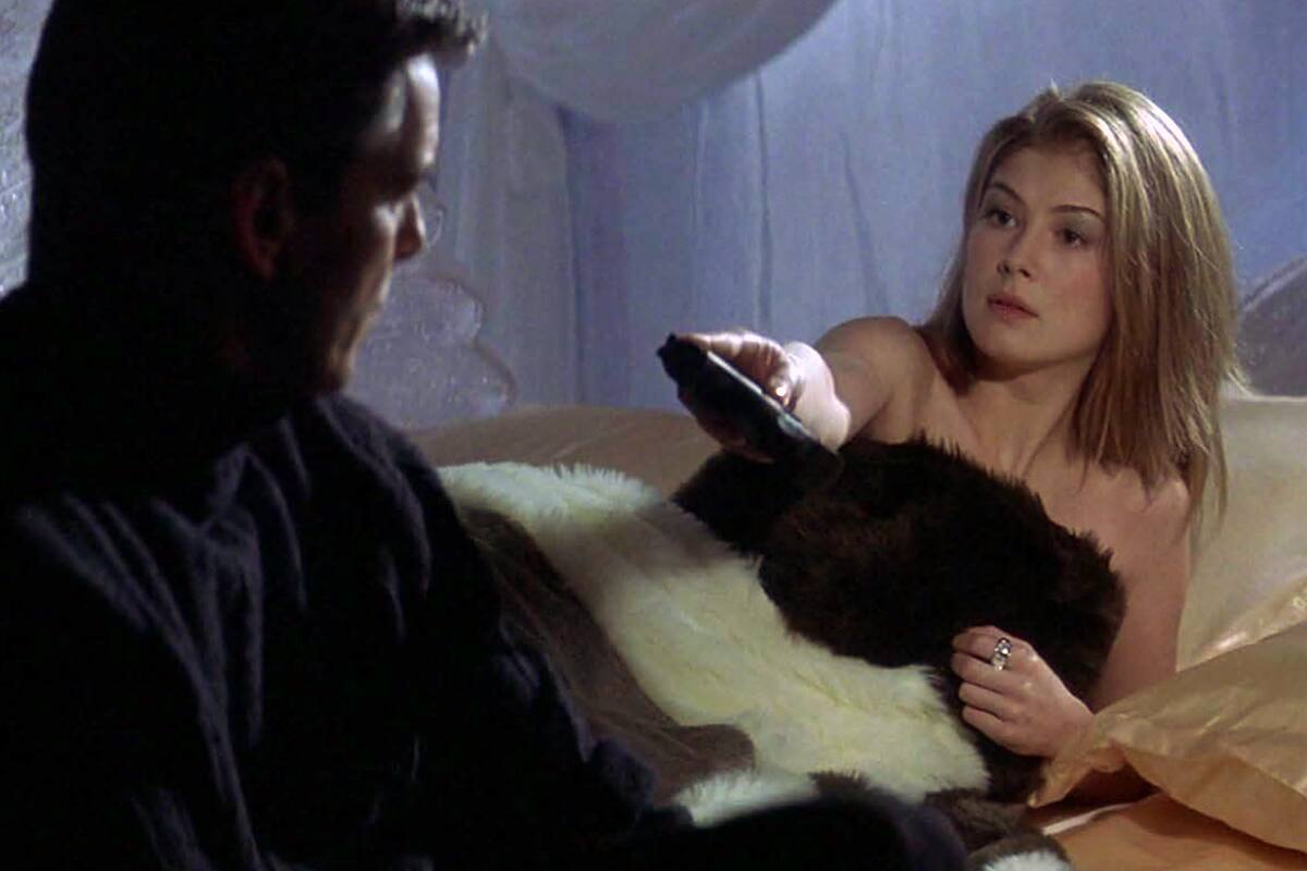 Rosamund Pike recordó la vergonzosa situación que vivió mientras filmaba una escena de sexo con Pierce Brosnan: ”Fue mortificante”