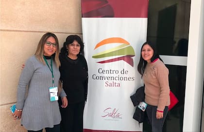 Rosana Flores junto a Iris Vilca, reumatóloga de la provincia de Jujuy y Mariela, madre de un paciente