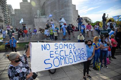 Manifestación en el Monumento a la Bandera en Rosario