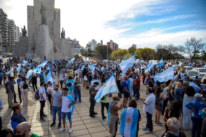 La protesta opositora se expandió por todo el país, como en Rosario, donde los manifestantes se concentraron en el Monumento a la Bandera