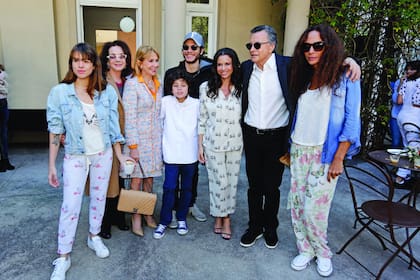 Rosario, Ana María Piccio –íntima amiga de la familia y madrina de Julieta–, Evangelina, Luis, Benito –el hijo de Julieta con Iván Noble–, Julieta, Palito y Ana Paula Dutil