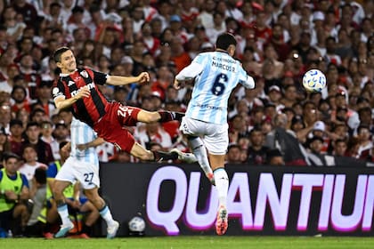 ROSARIO, ARGENTINA - OCTOBER 02: Ignacio Fernández of River Plate and Marcos Rojo of Racing Club fight for the ball during the Copa Argentina 2025 quarter-final match between Racing Club and River Plate at Estadio Gigante de Arroyito on October 02, 2025 in Rosario, Argentina. (Photo by Luciano Bisbal/Getty Images)
